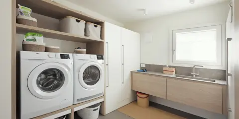 Progetto bagno con lavanderia: lavatrice, asciugatrice, lavabo e armadi. Soluzione funzionale e moderna.