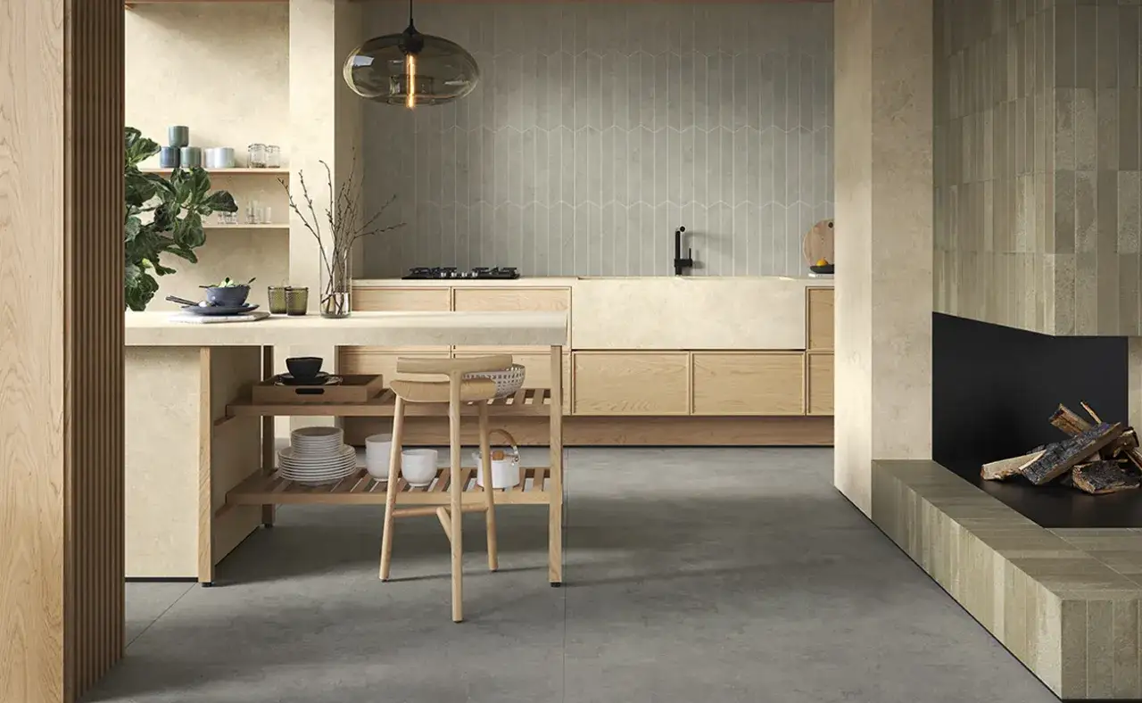 Elegante cucina con pavimento grigio, abbinamenti perfetti con legno chiaro e finiture in pietra. Un camino moderno completa l'ambiente.