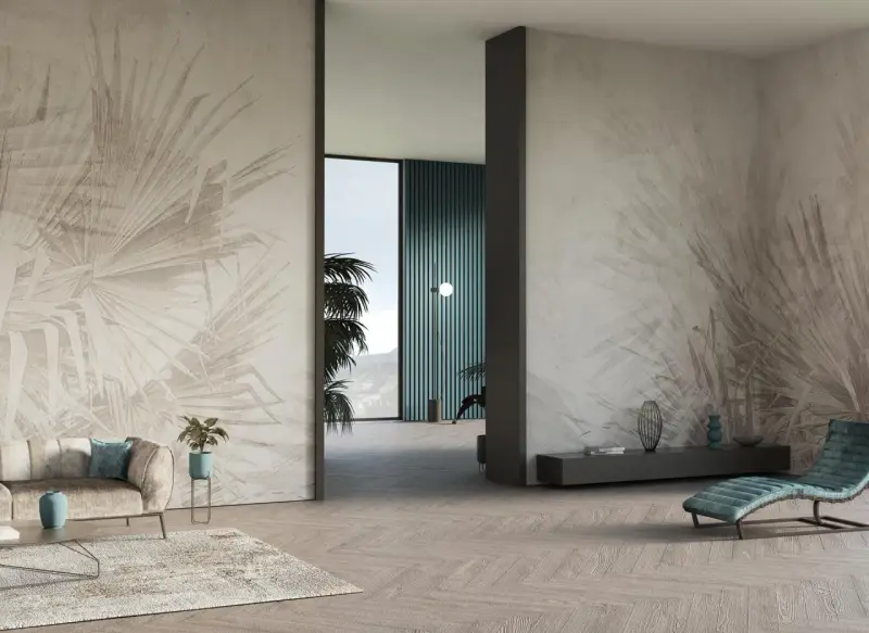 Elegante soggiorno con parete tv decorata da carta da parati a tema fogliame tropicale.